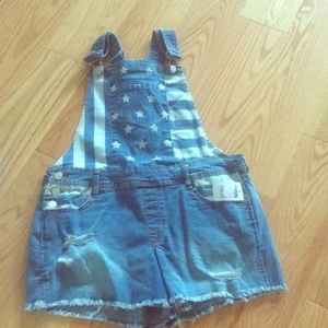 Super cute patriotic overall shorts🇺🇸